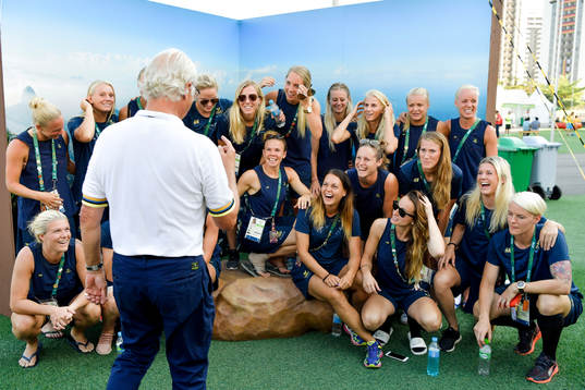 Sveriges kung Carl XVI Gustaf besöker spelarna i Sveriges