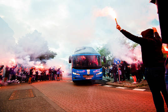IFK Göteborgs supportrar bränner bengaler när