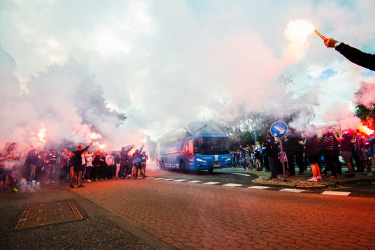 IFK Göteborgs supportrar bränner bengaler när