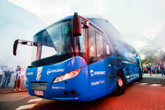 IFK Göteborgs spelarbuss anländer