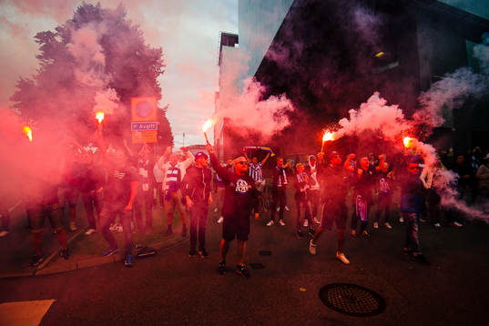 IFK Göteborgs supportrar bränner bengaler när