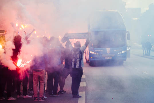 IFK Göteborgs supportrar bränner bengaler när