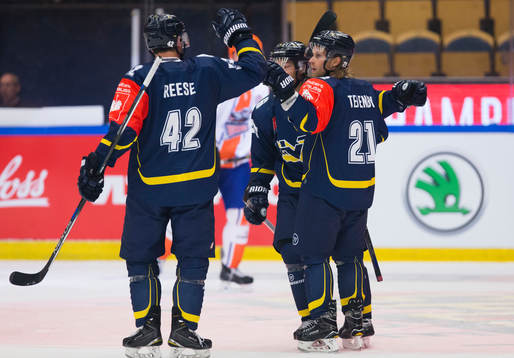 s Dylan Reese och Mattias Tedenby jublar
