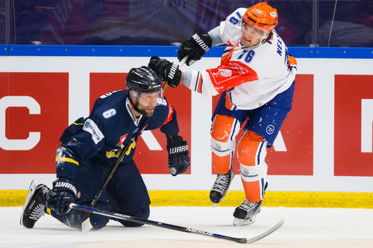 s Christoffer Persson mot Sheffield Steelers Levi Nelson