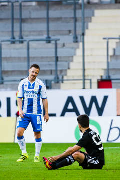 IFK Göteborgs Scott Jamieson tittar på Qarabags Dani