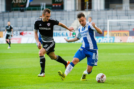 Qarabags Maksim Medvedev och IFK Göteborgs Scott Jamieson