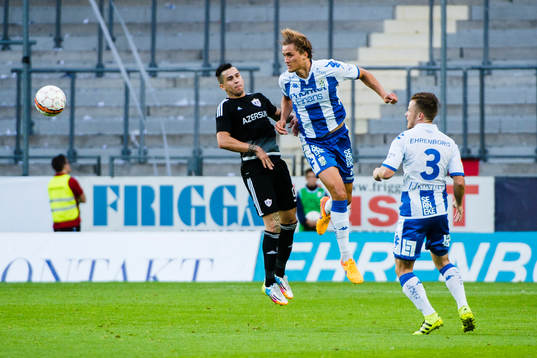 Qarabags Reynaldo i nickduell med IFK Göteborgs Thomas