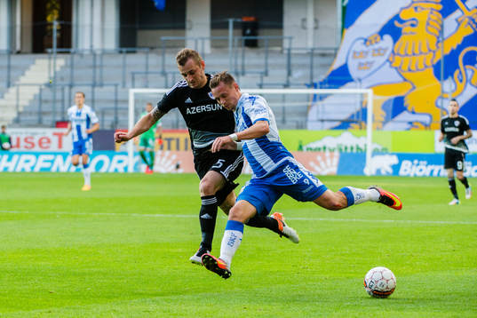 Qarabags Maksim Medvedev i kamp om bollen med IFK