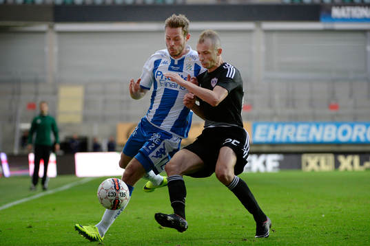 IFK Göteborgs Emil Salomonsson och Qarabags Ansi Agolli