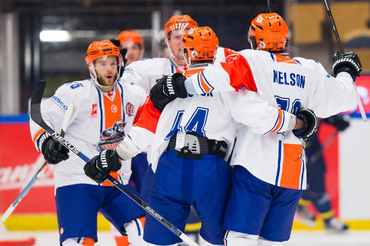 Sheffield Steelers Mike Ratchuk jublar med lagkamrater