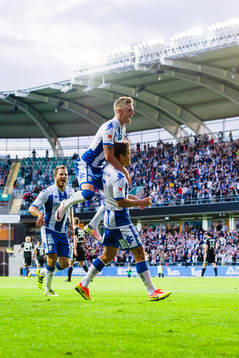 IFK Göteborgs spelare jublar med målskytten till 1-0 Mads