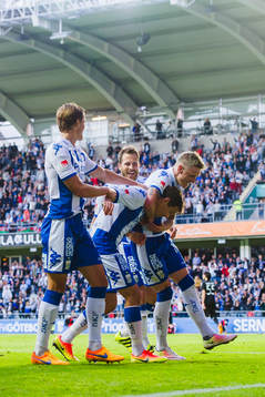 IFK Göteborgs spelare jublar med målskytten till 1-0 Mads