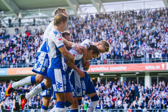 IFK Göteborgs spelare jublar med målskytten till 1-0 Mads