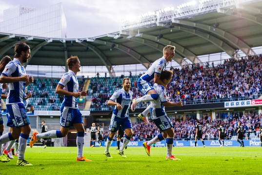 IFK Göteborgs spelare jublar med målskytten till 1-0 Mads