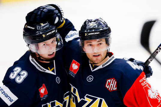 s Niklas Hansson och Dylan Reese jublar