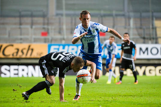 Qarabags Badavi Huseynov och IFK Göteborgs målvakt Erik