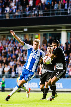 IFK Göteborgs Mikael Boman i kamp om bollen med Qarabags