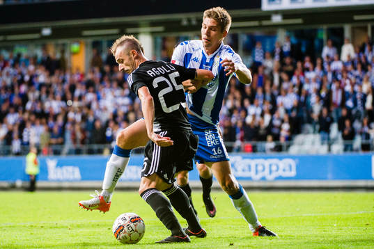 IFK Göteborgs Mikael Boman i kamp om bollen med Qarabags