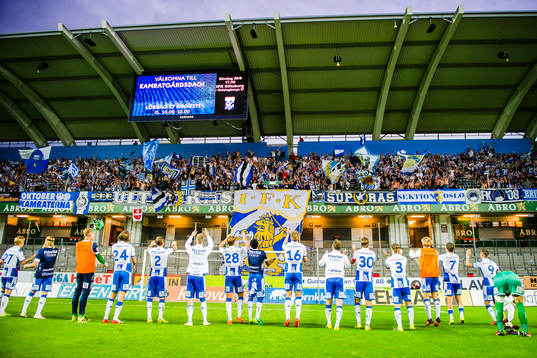 IFK Göteborgs spelare  tackar publiken