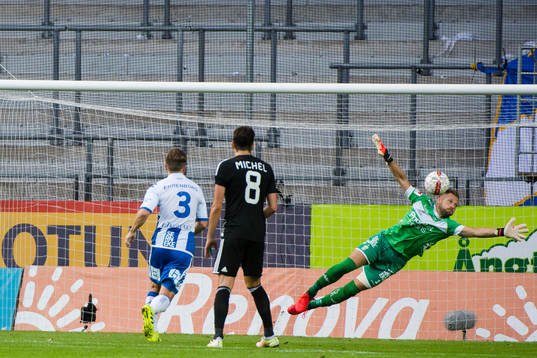 IFK Göteborgs Scott Jamieson ser Qarabags Michel ser