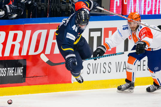 s Pär Arlbrandt går omkull i en duell med Sheffield