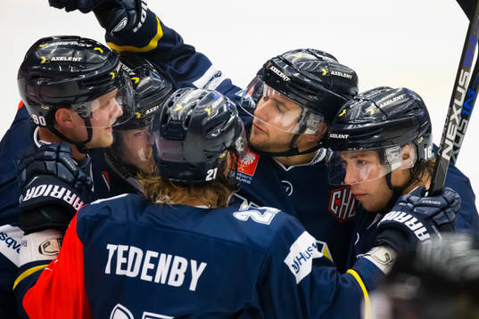 s Dylan Reese jublar med lagkamrater