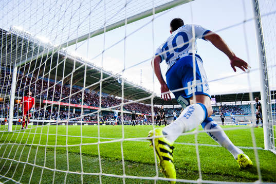 Qarabags målvakt Ibrahim Sehic deppar och IFK Göteborgs