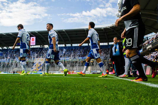 IFK Göteborgs spelare går in på plan