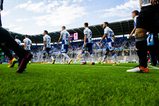 IFK Göteborgs spelare går in på plan
