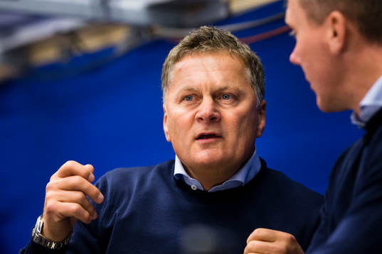 s assisterande tränare Stephan Lundh i samspråk med