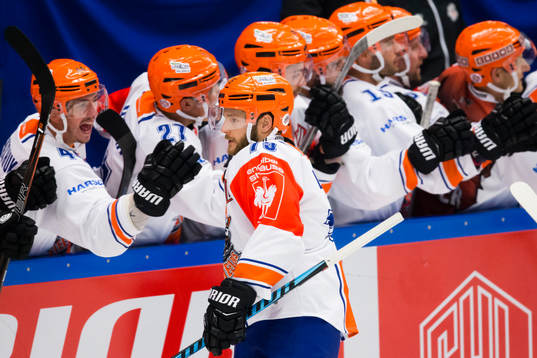 Sheffield Steelers Robert Dowd jublar med lagkamrater