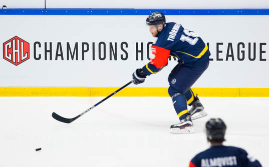 s Martin Thörnberg framför CHLs logga