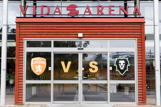 Växjös och Mlada Boleslavs klubbmärke på huvudentrén