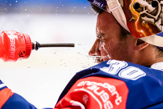 Växjös målvakt Joacim Eriksson sprutar vatten i ansiktet