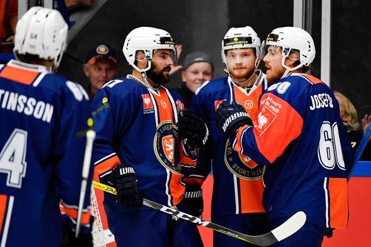 Växjös Erik Josefsson  gör 2-0 och jublar