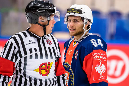 Växjös Eric Martinsson pratar med domare Morgan Johansson