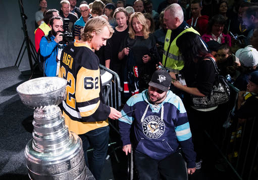 Carl Hagelin skriver autografer