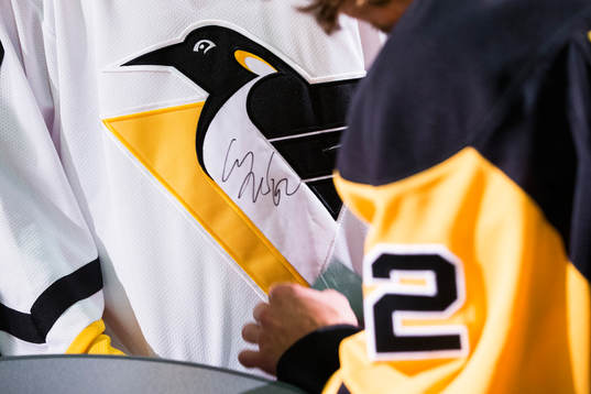 Carl Hagelin (ej i bild) skriver autografer