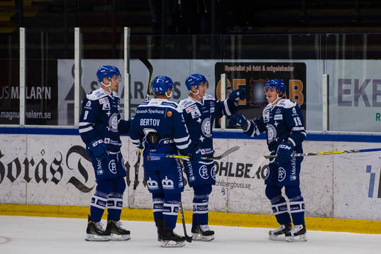 Leksands spelare jublar med målskytten till 1-0 Johan