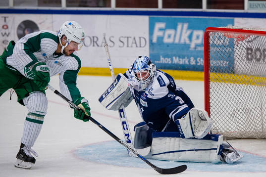 Rögles Ludvig Rensfeldt gör 1-2-målet bakom Leksands