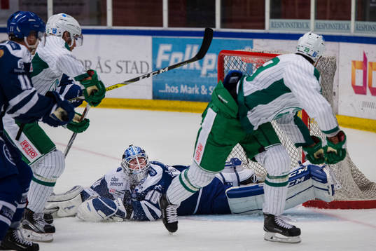 Rögles Ludvig Rensfeldt gör 1-2-målet bakom Leksands