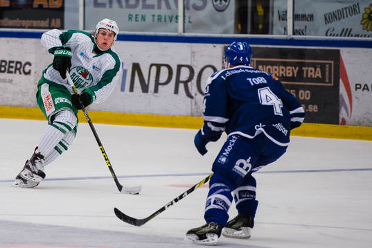 Rögles Nikolaj Krog Christensen driver pucken mot Leksands