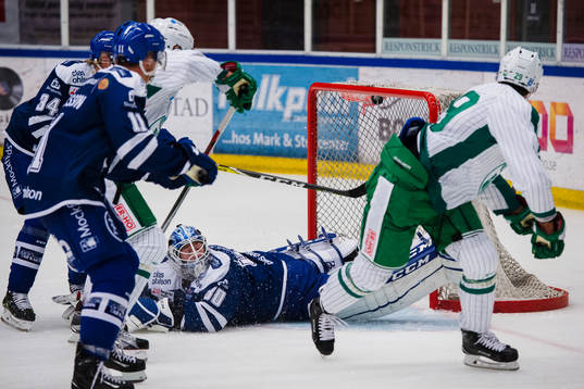 Rögles Ludvig Rensfeldt gör 1-2-målet bakom Leksands