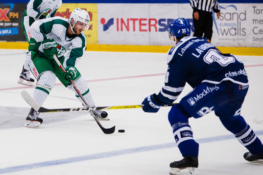 Rögles Christopher Liljewall driver pucken mot Leksands