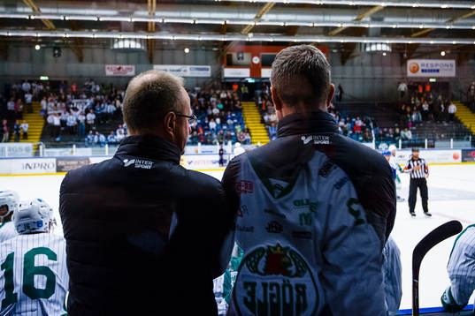 Rögles tränare Anders Eldebrink och assisterande tränare