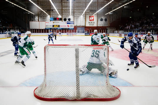 Rögles målvakt Oscar Dansk räddar ett skott från