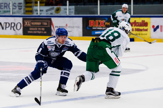 Leksands Lukas Ericsson och Rögles Timothy Liljegren i