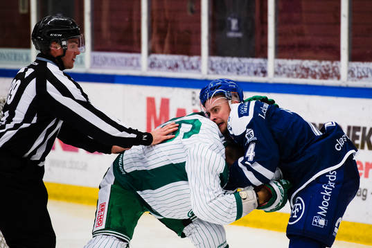 Rögles Kevin Marshall och Leksands Nichlas Torp i slagsmål