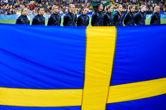 Sveriges spelar står uppställda vid lineup innan