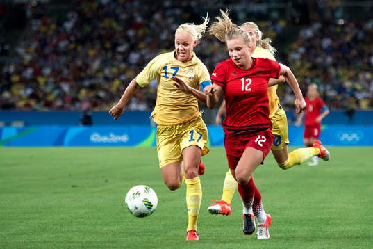 Sveriges Caroline Seger jagar Tysklands Tabea Kemme i